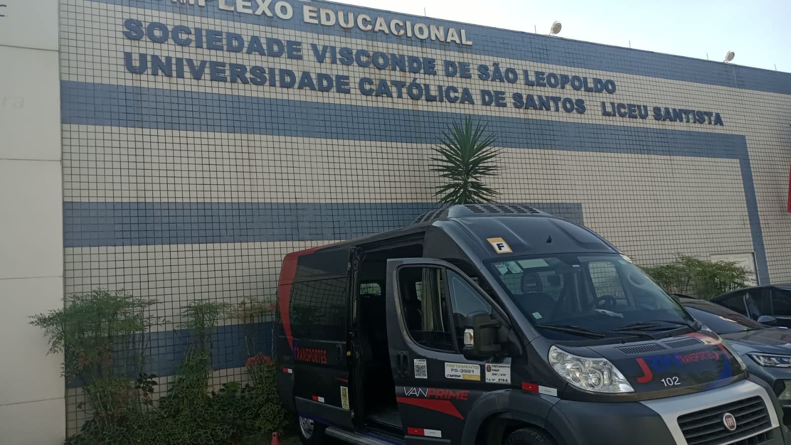 Van Fiat Ducato da JRW em frente à Universidade Católica de Santos