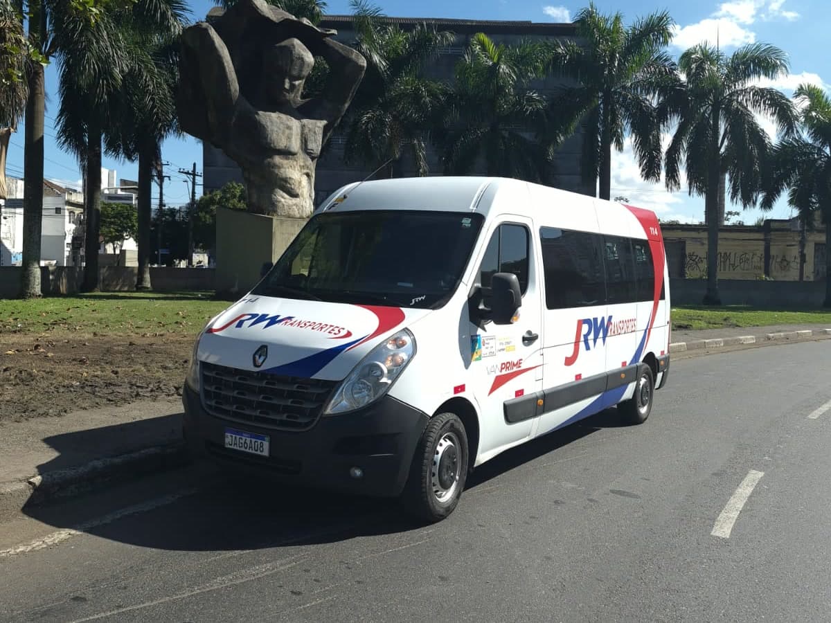 Van Renault Master da JRW, até 16 passageiros