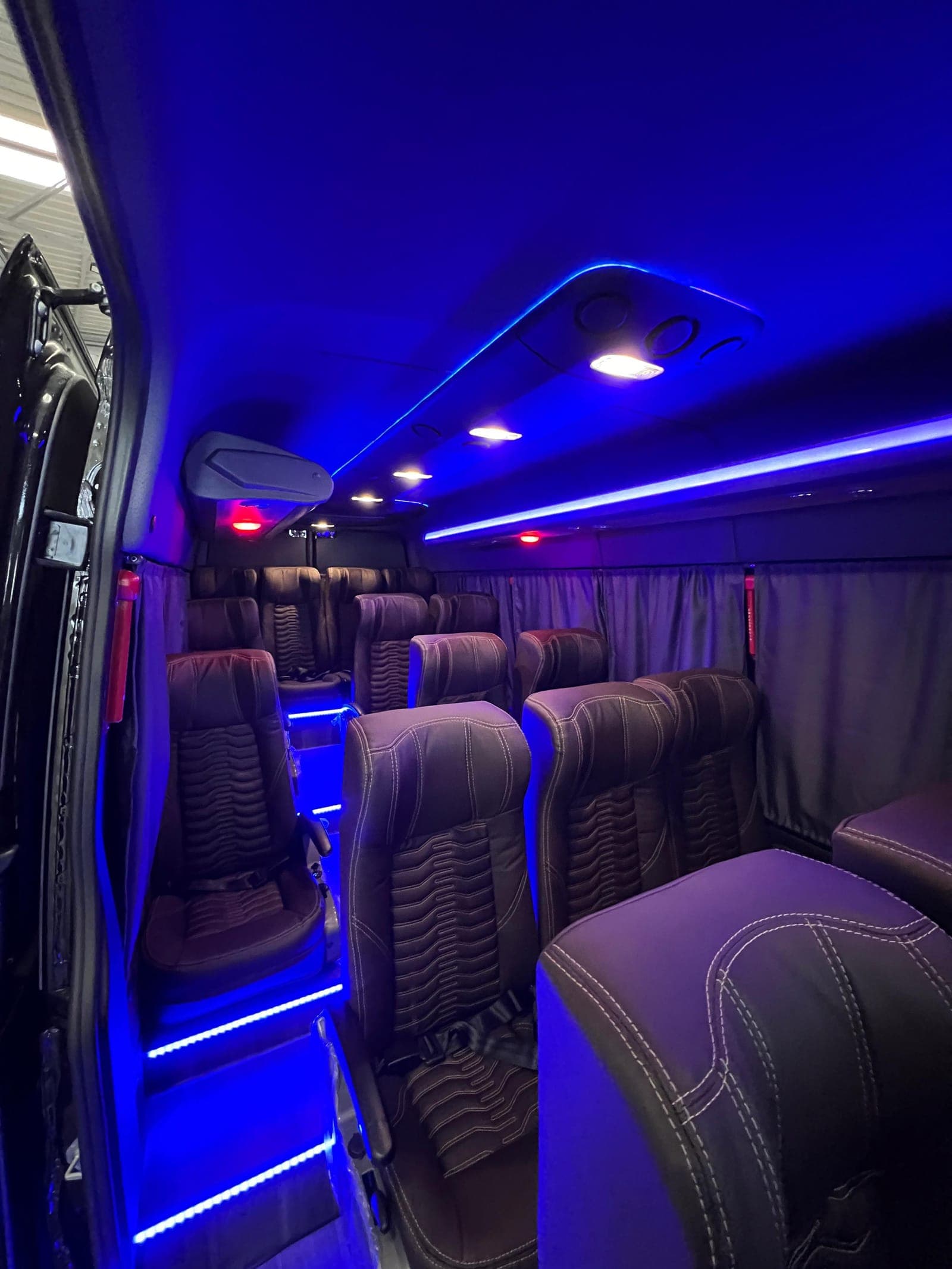 Interior de van executiva da JRW