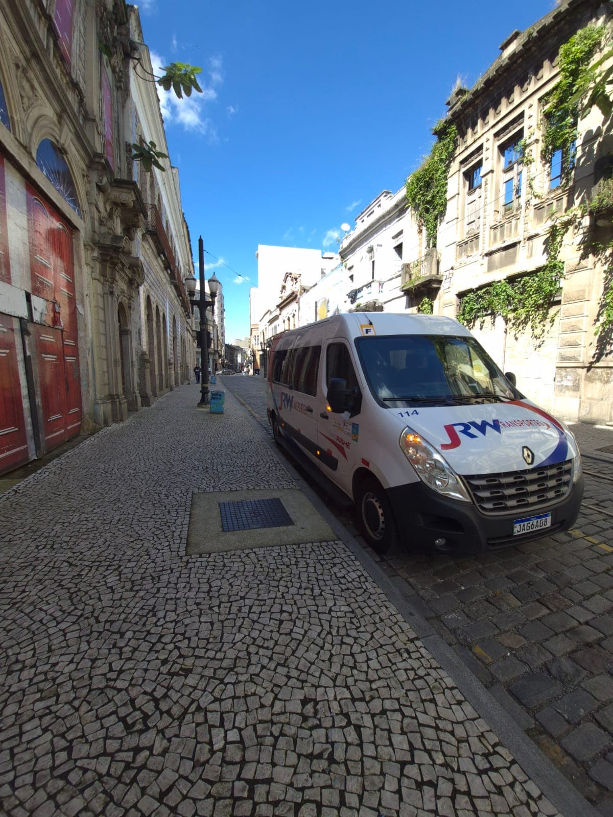 Van JRW no centro histórico de Santos