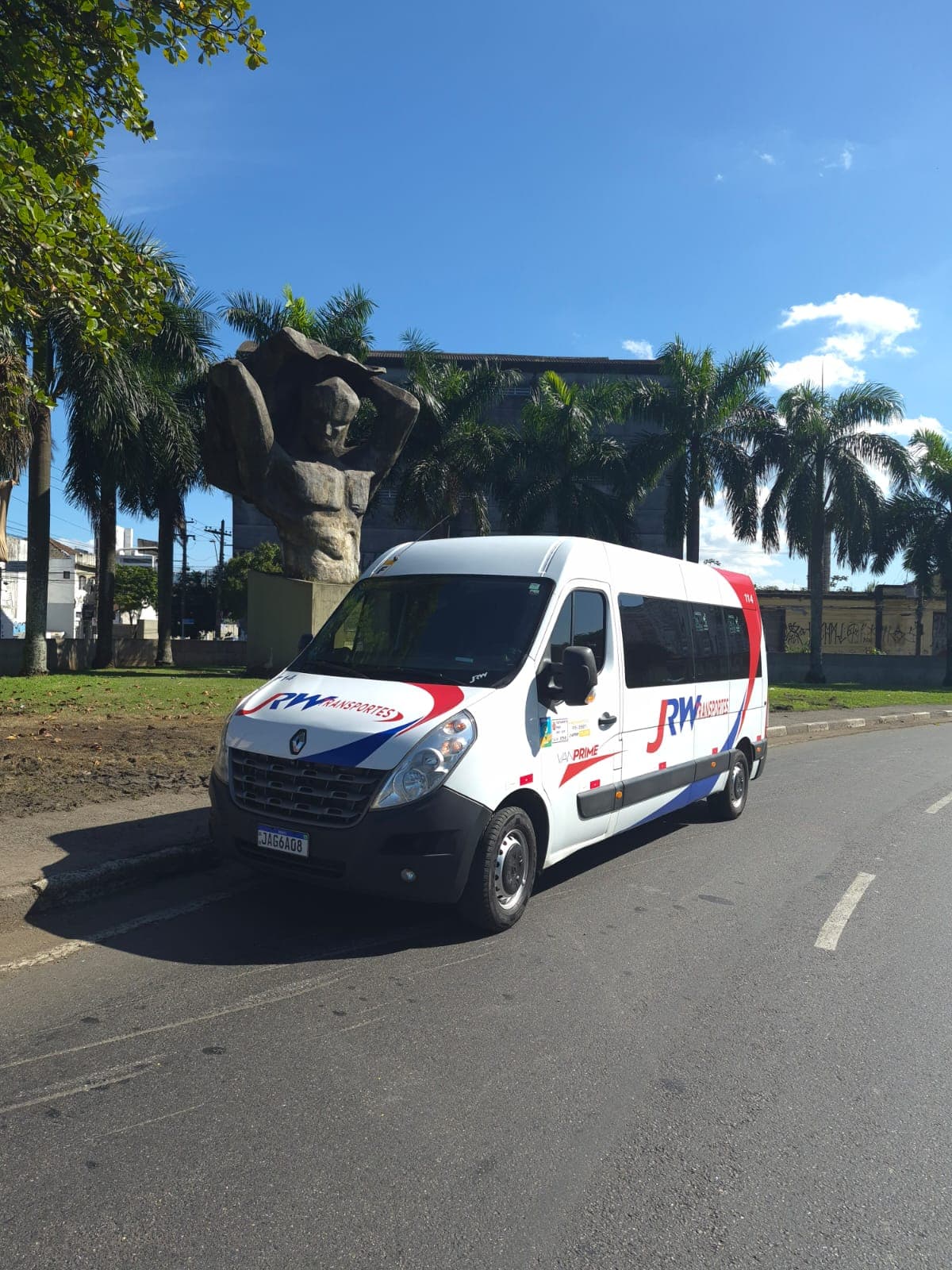 Van da JRW Transportes em ponto turístico da Baixada Santista