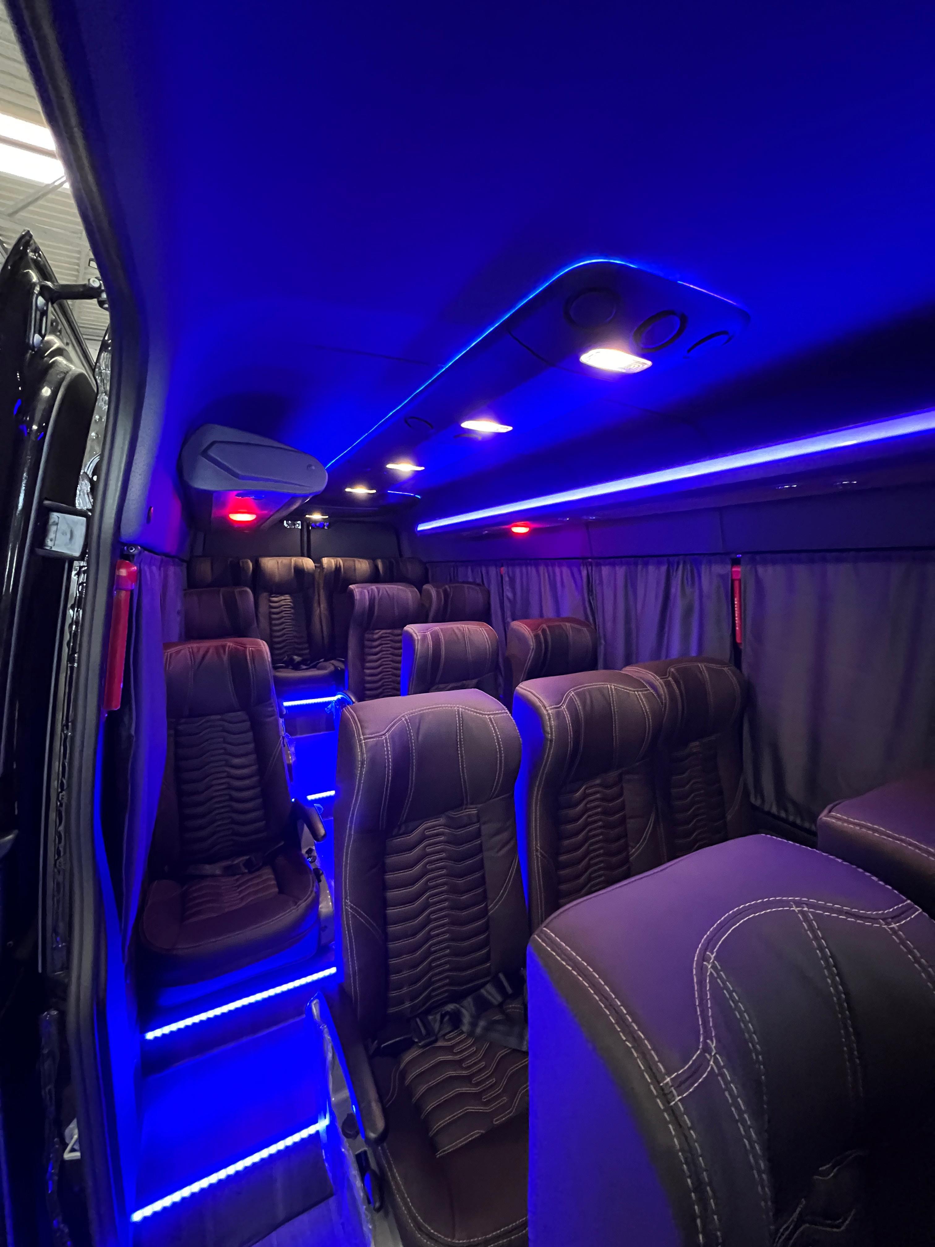 Interior de van JRW Transportes com poltronas confortáveis