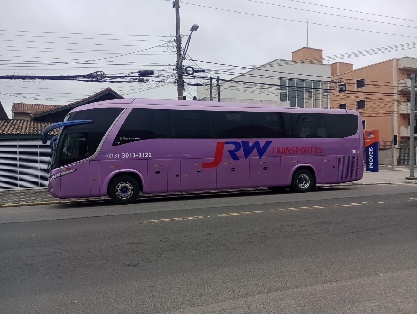 Interior do ônibus JRW com poltronas personalizadas