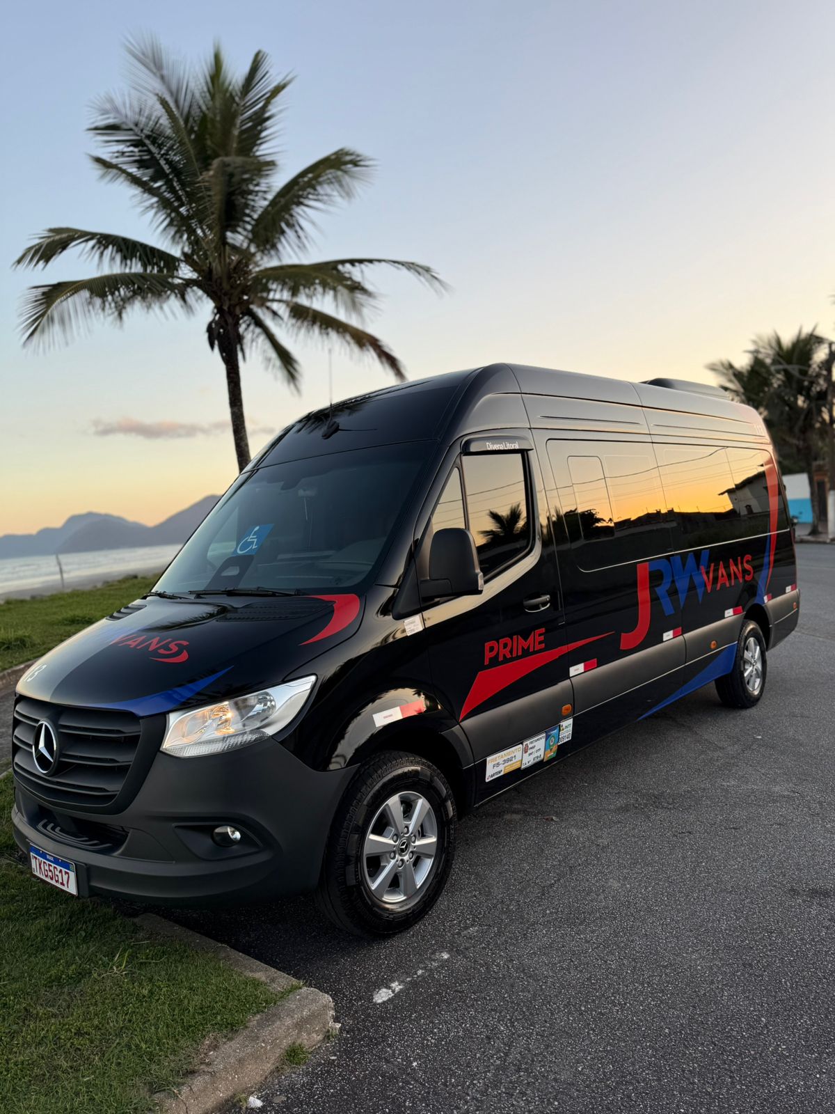 Van Mercedes-Benz Sprinter JRW Vans na praia ao pôr do sol